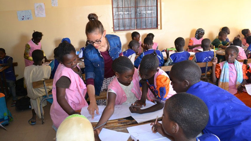 An-international-volunteer-teaching-in-kenya