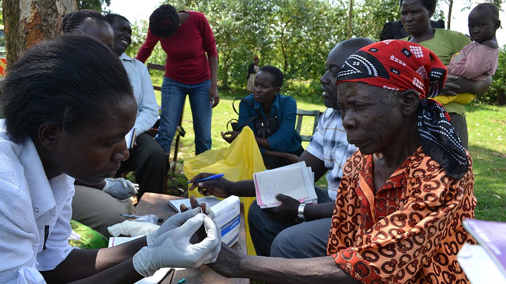 Volunteers-kenya-malaria-treatment