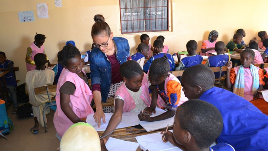 volunteers-kenya-volunteer-teaching